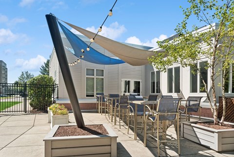 outdoor patio lounging and dining area at HighPoint apartments