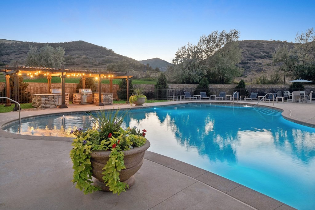 swimming pool and sun deck at Dakota Ridge apartments