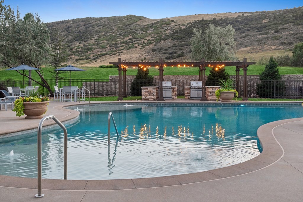 poolside grilling area and al fresco dining at Dakota Ridge apartments
