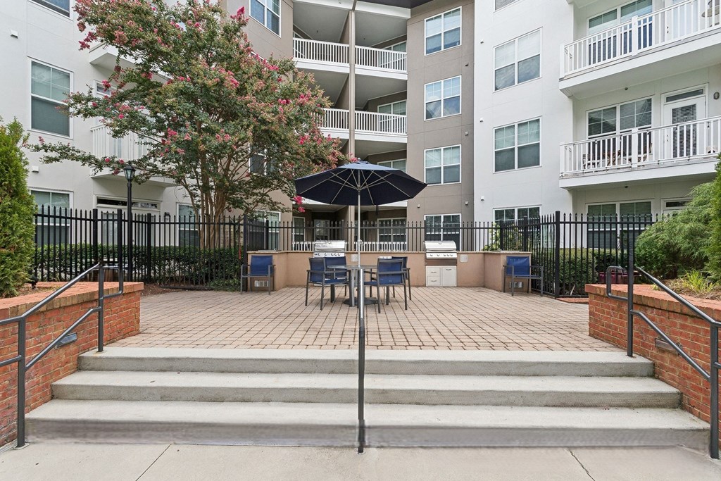 outdoor grills with al fresco style dining area at Sorelle apartments