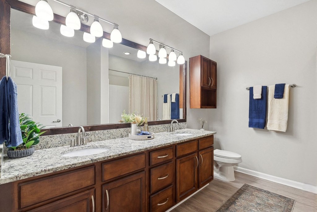 spacious bathroom at Sorelle apartments