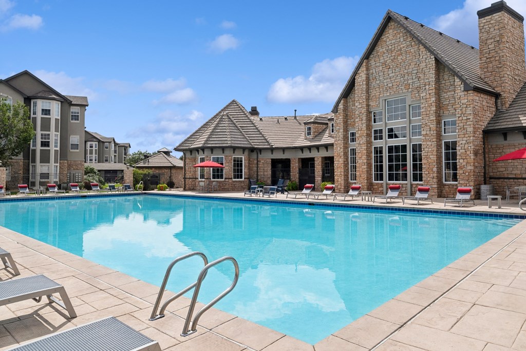 swimming pool at Red Hawk Ranch apartments