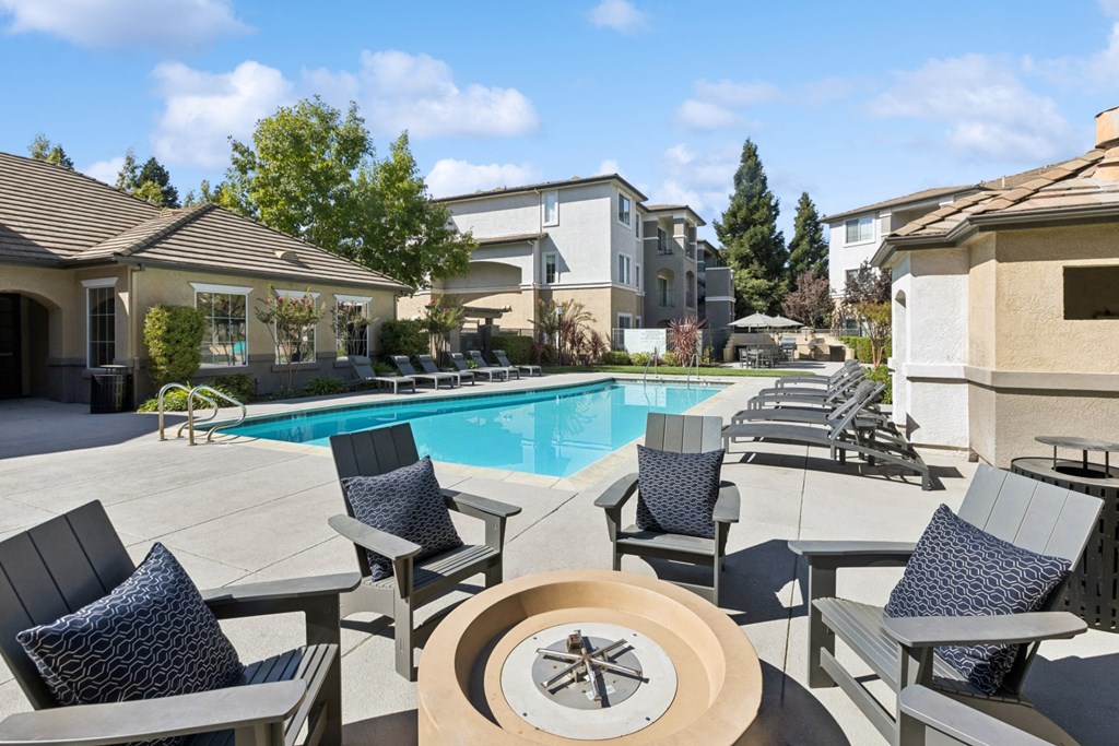 swimming pool and fireside lounging area at Bridgeport Ranch apartments
