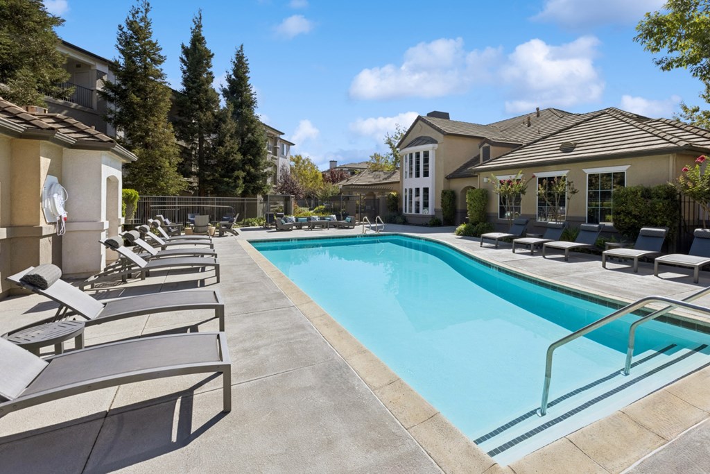 swimming pool at Bridgeport Ranch apartments