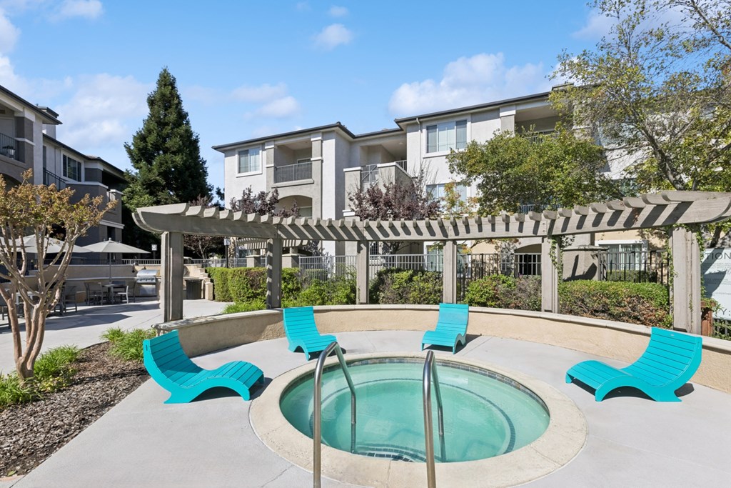 hot tub at Bridgeport Ranch apartments