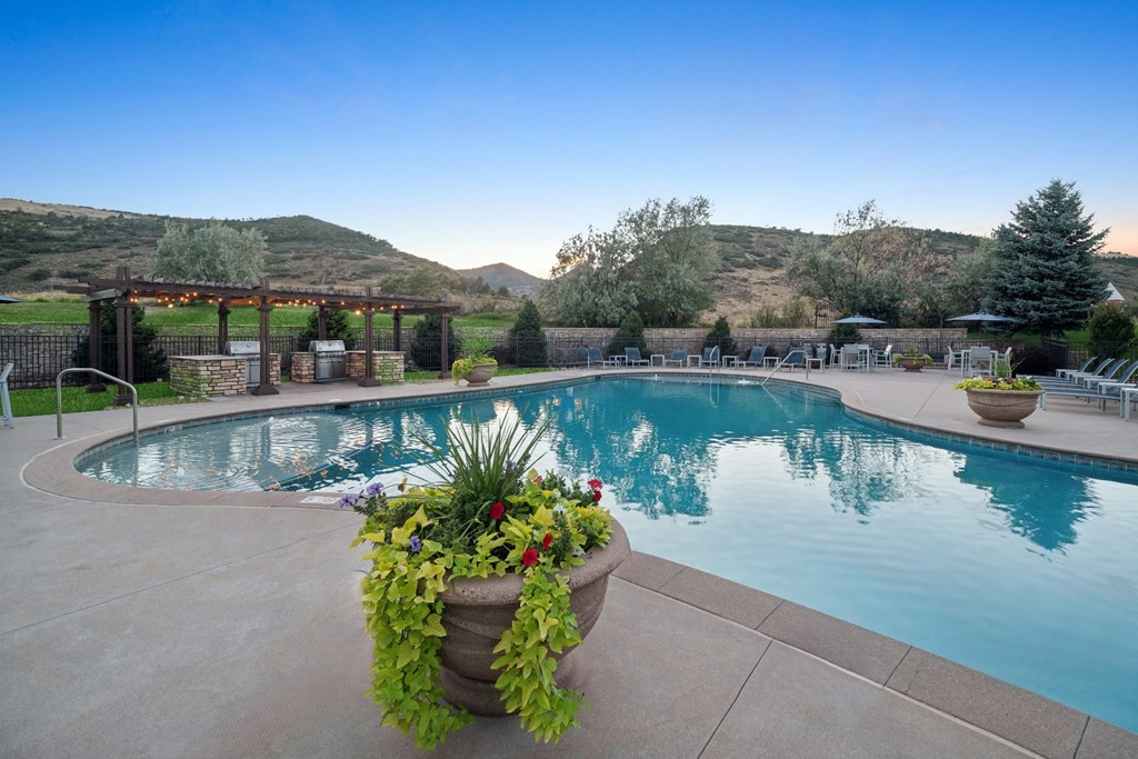 swimming pool at Dakota Ridge apartments