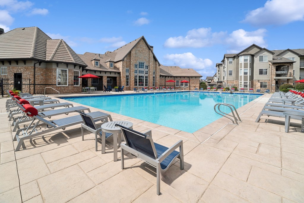 swimming pool at Red Hawk Ranch apartments