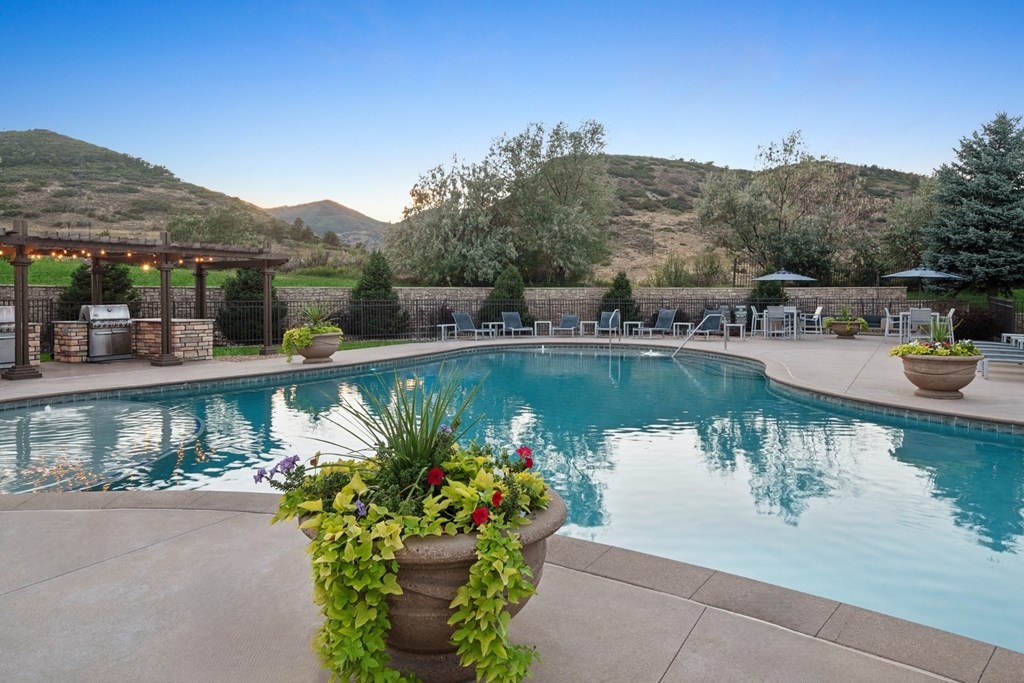 swimming pool at Dakota Ridge apartments