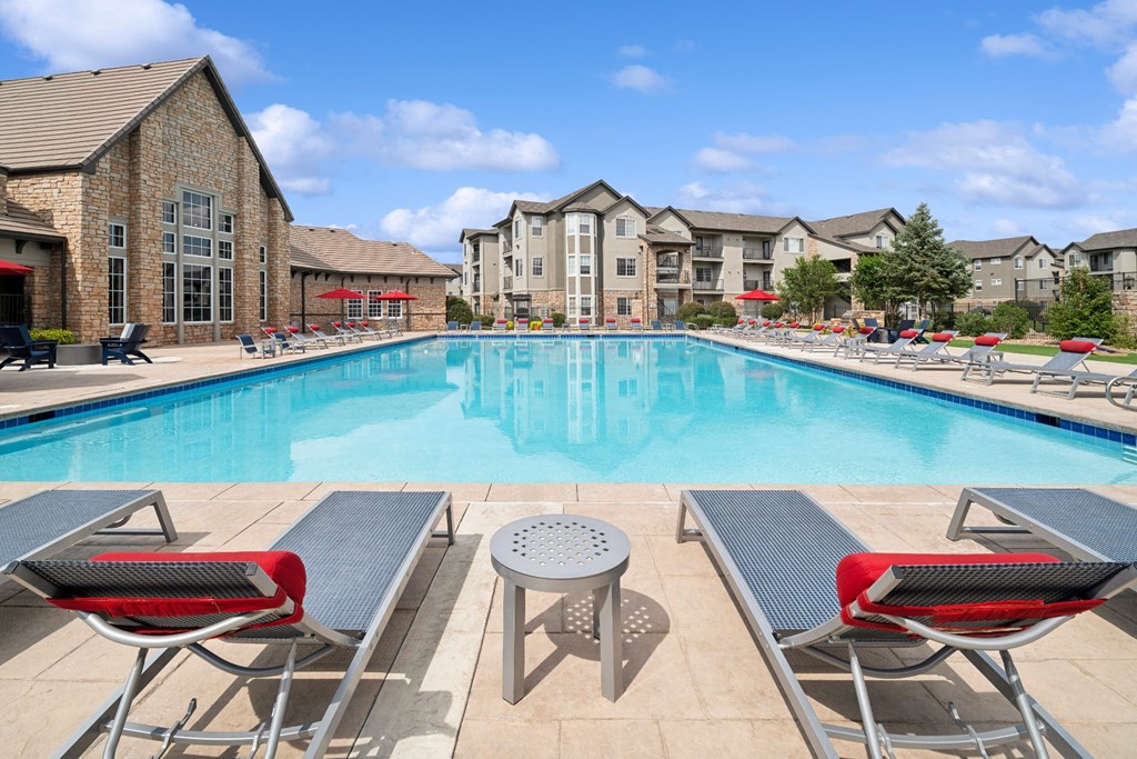 swimming pool at Red Hawk Ranch apartments