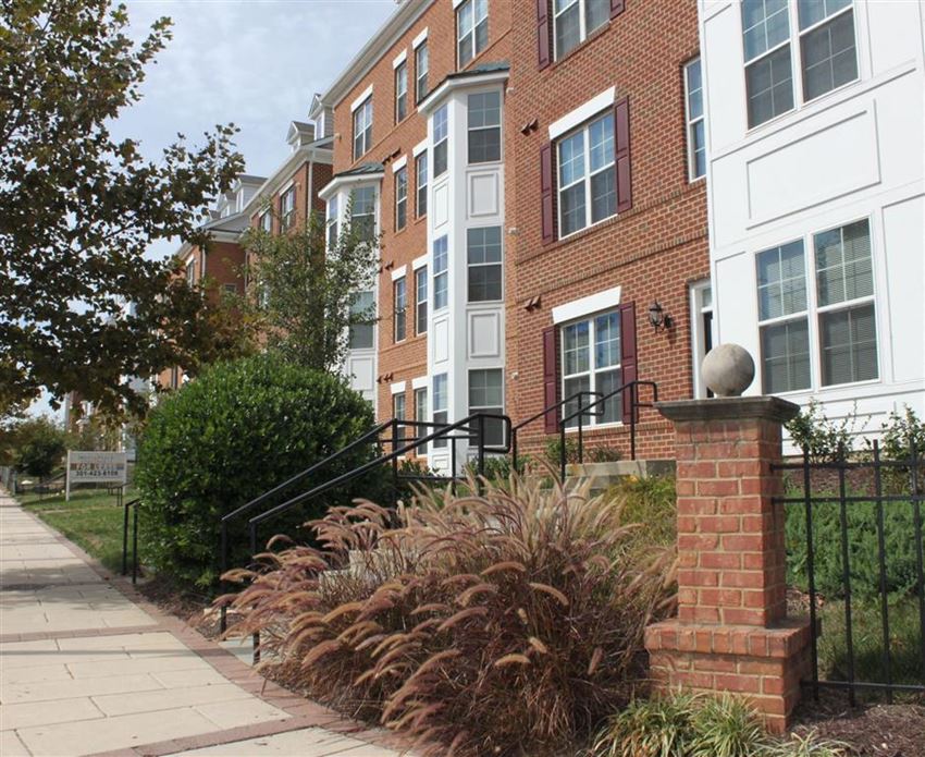 Metro Place At Town Center Apartments, 4300 Telfair Blvd