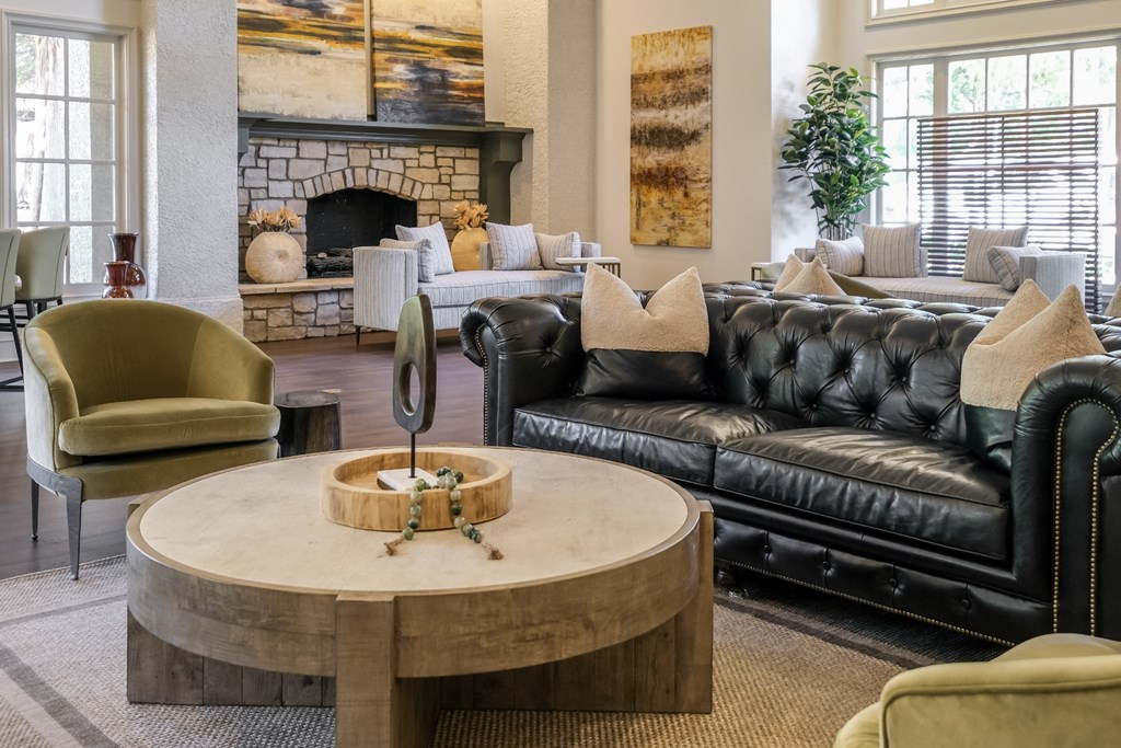 social lounge with comfortable seating at Stoneleigh on Spring Creek apartments