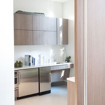 Resident Tech and Java Lounge with Communal Dining at Berkshire 15, Washington, Washington