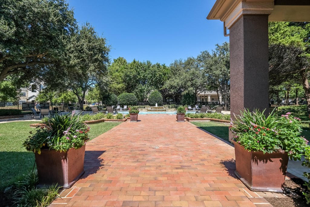 resort-inspired pathway to the swimming pool at Stoneleigh on Spring Creek apartments