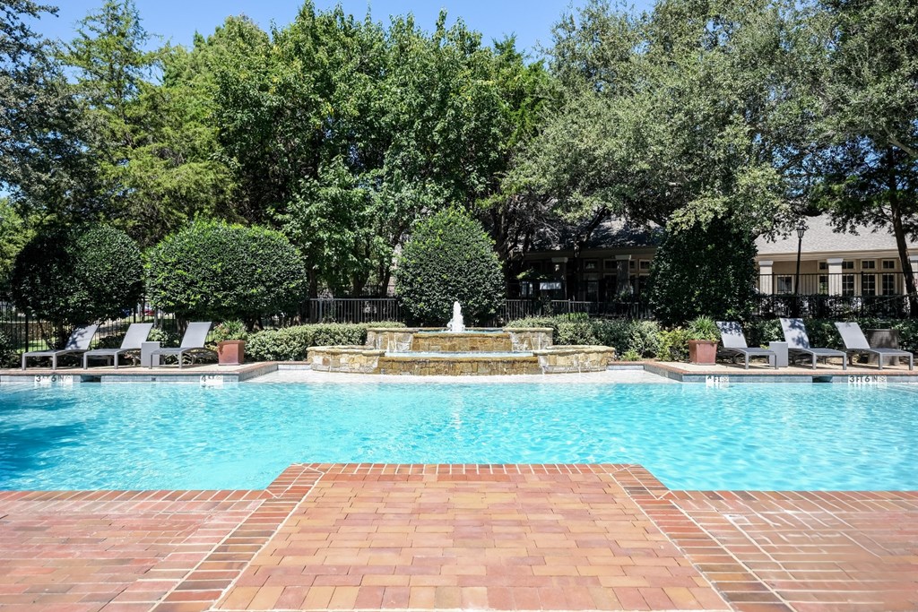 swimming pool with a fountain at Stoneleigh on Spring Creek apartments
