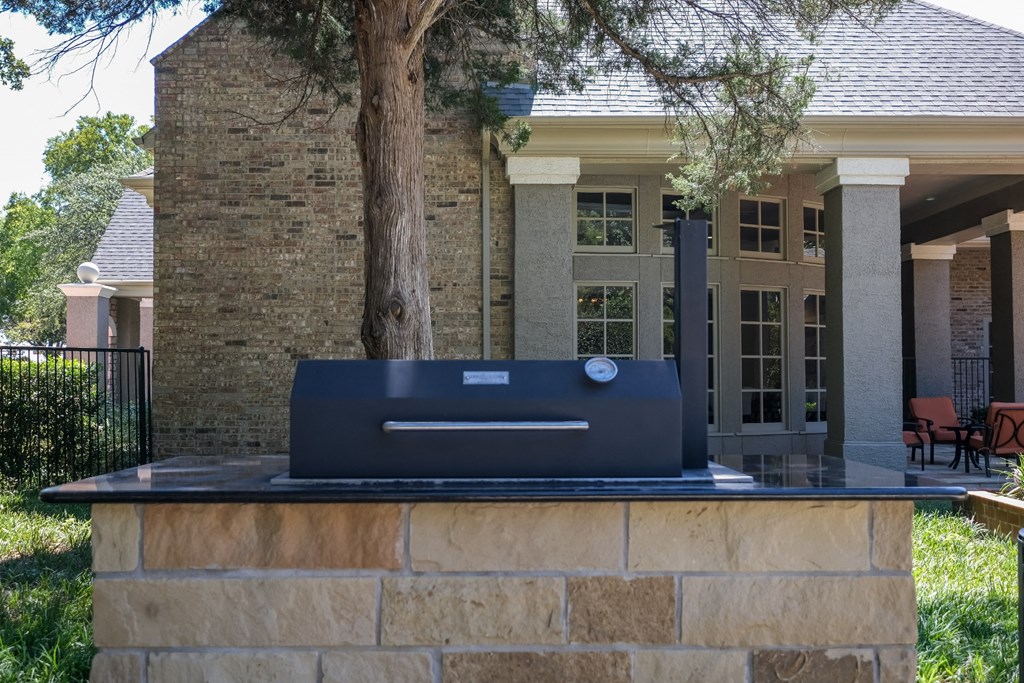outdoor grilling area at Stoneleigh on Spring Creek apartments