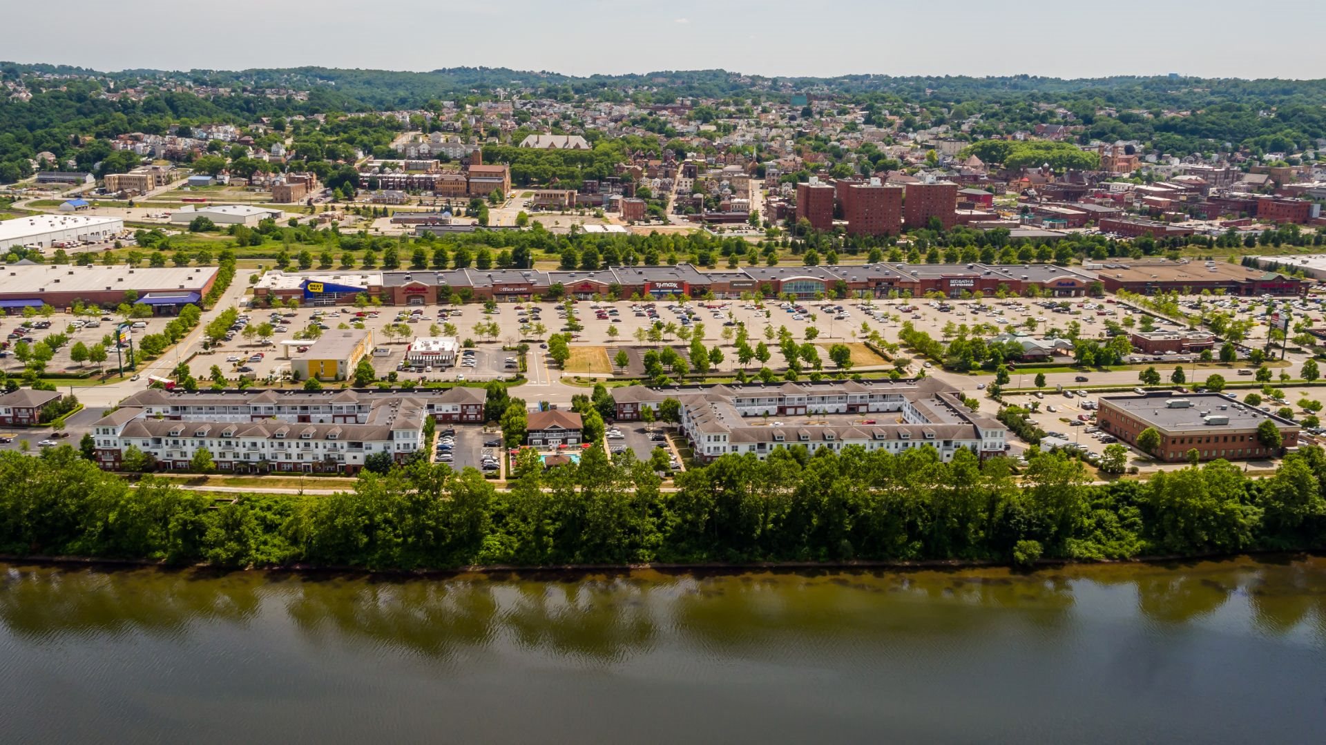 Exteriors Luxury waterfront 1, 2 and 3 Bedroom Apartments and Townhomes in Munhall, PA, short commute to Downtown Pittsburgh, Oakland and North Shore via I-376