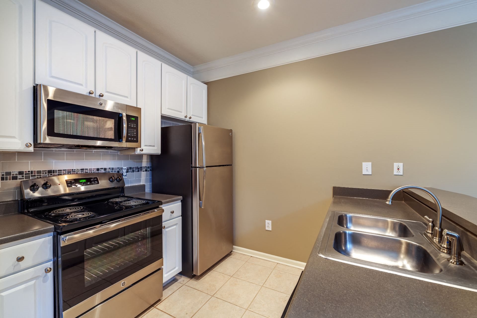 Interiors Luxury Waterfront 1, 2 and 3 Bedroom Apartments and Townhomes with Gourmet Kitchens with Stainless Appliances, Balconies and River views, 611 E. Waterfront Drive, Munhall, PA 15120
