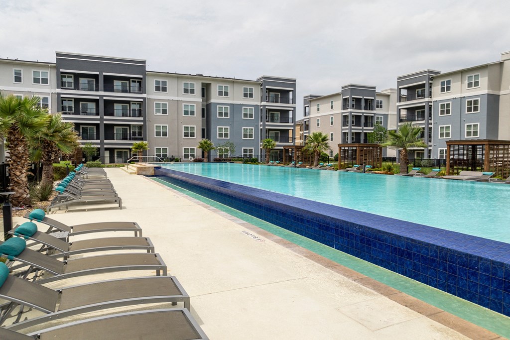 swimming pool at Berkshire Creekside apartments