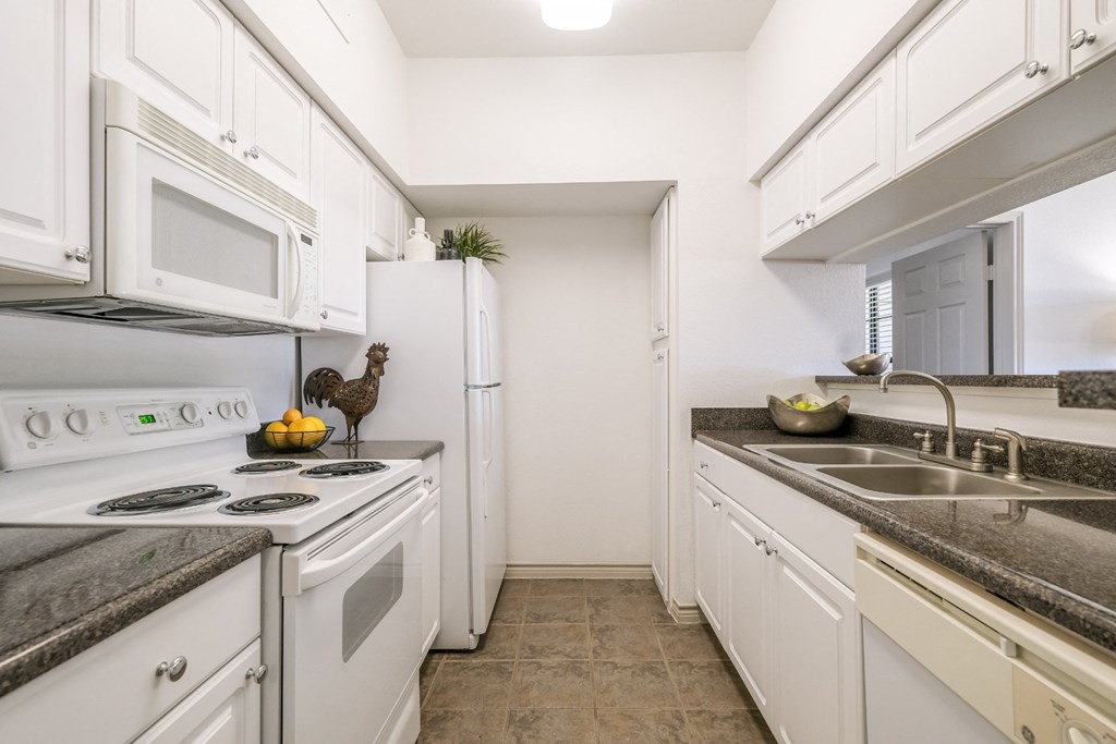 spacious kitchen at Stoneleigh on Spring Creek apartments