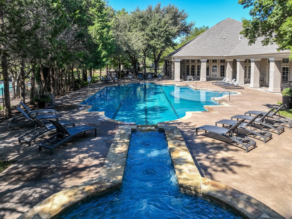 swimming pool at Stoneleigh on Spring Creek apartments