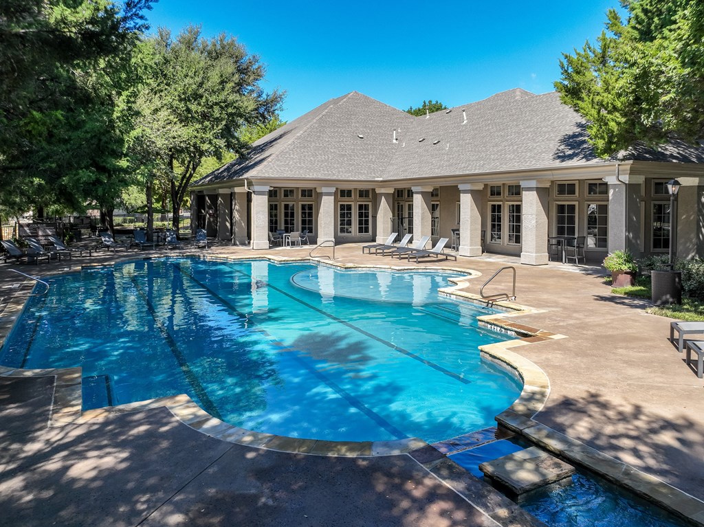 swimming pool at Stoneleigh on Spring Creek apartments