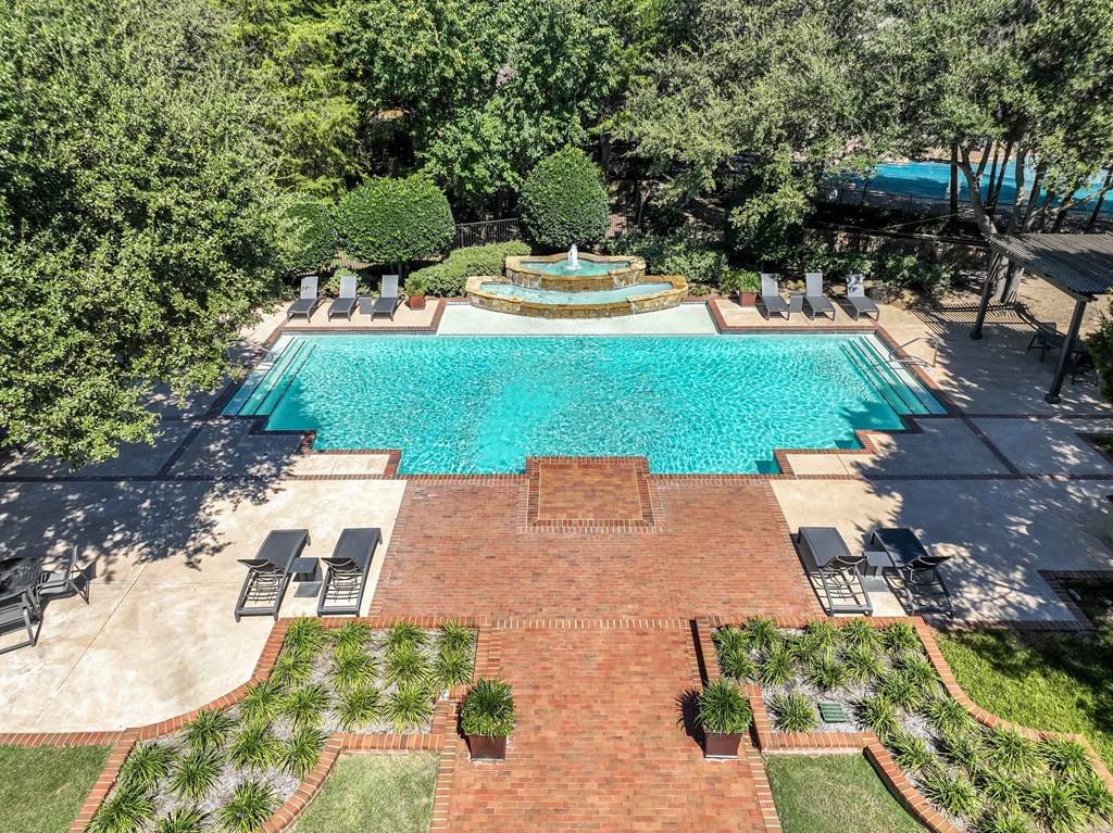 luxury swimming pool with a fountain at Stoneleigh on Spring Creek apartments