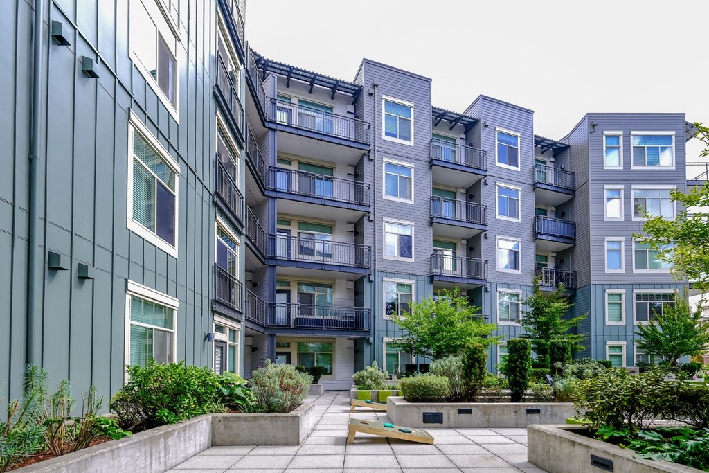 courtyard with cornhole at Elan Redmond apartments