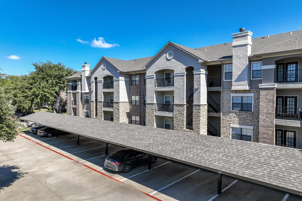 Stoneleigh on Spring Creek apartments with covered parking in Garland, TX