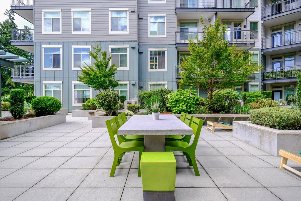 outdoor courtyard with al fresco dining at Elan Redmond apartments