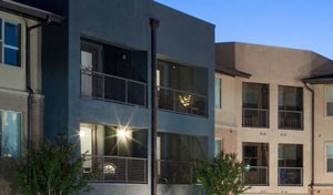 Posh Swimming Pool with Sunning Ledge and Wifi at Berkshire Medical District, Dallas