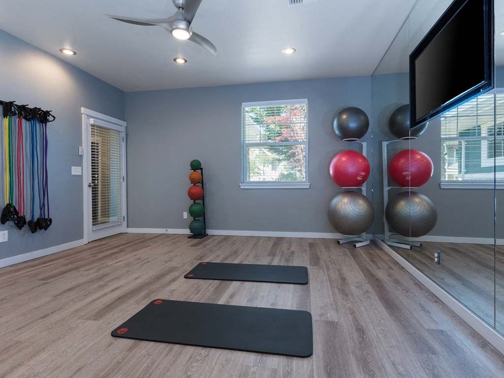 Fitness Center With Modern Equipment at Echo Ridge Apartments, Snoqualmie, WA 98065