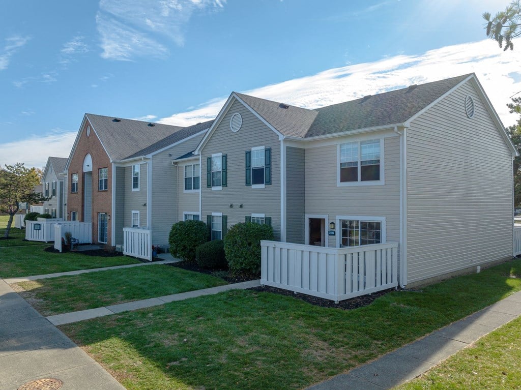 Heathermoor and Bedford Commons apartments exterior