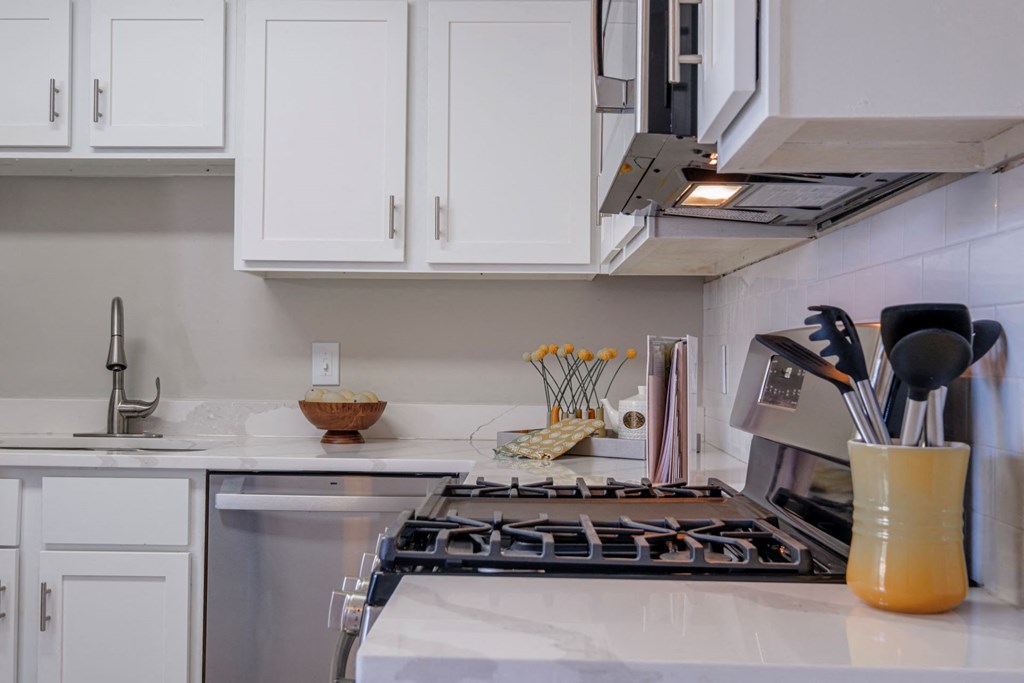Heathermoor and Bedford Commons apartments kitchen with white cabinets and stainless appliances
