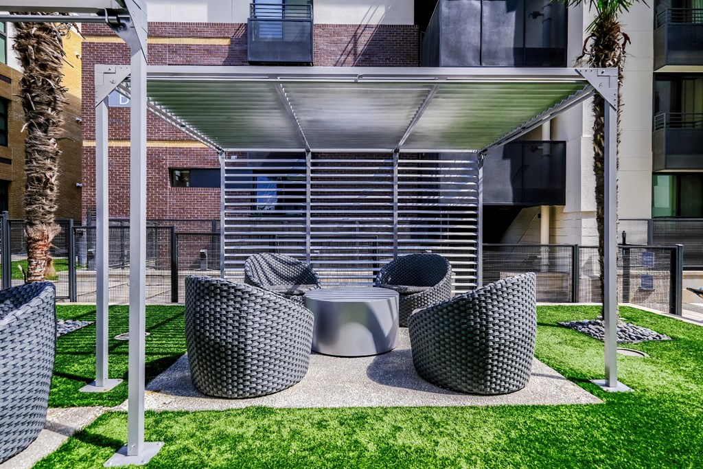 outdoor courtyard lounging area at Berkshire Riverview apartments