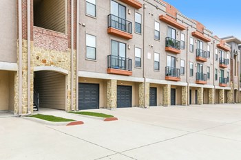 Soho Parkway apartments with garages in McKinney, TX - Photo Gallery 3