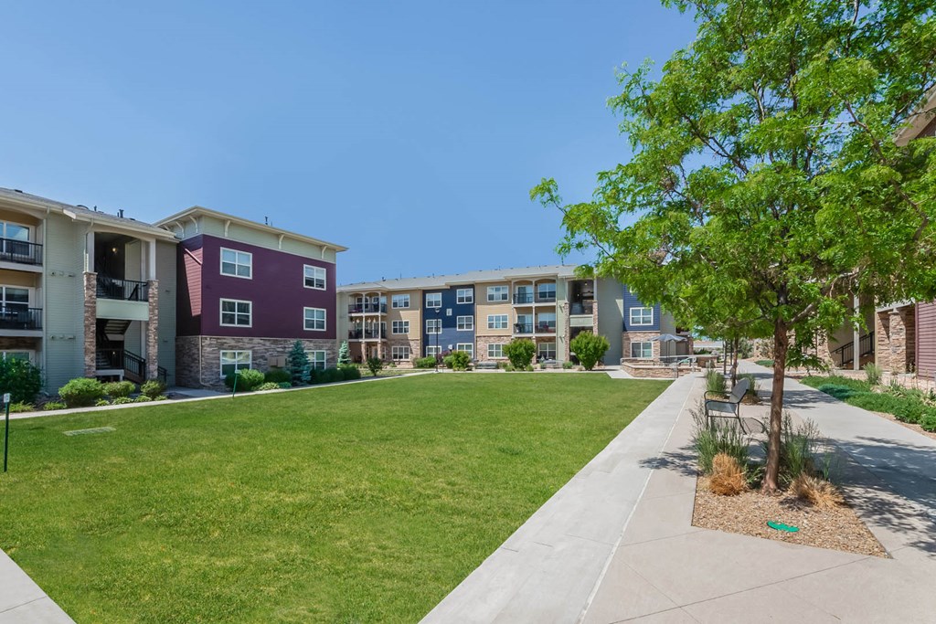 Carrick Bend luxury one, two and three bedroom apartments in Northglenn, CO