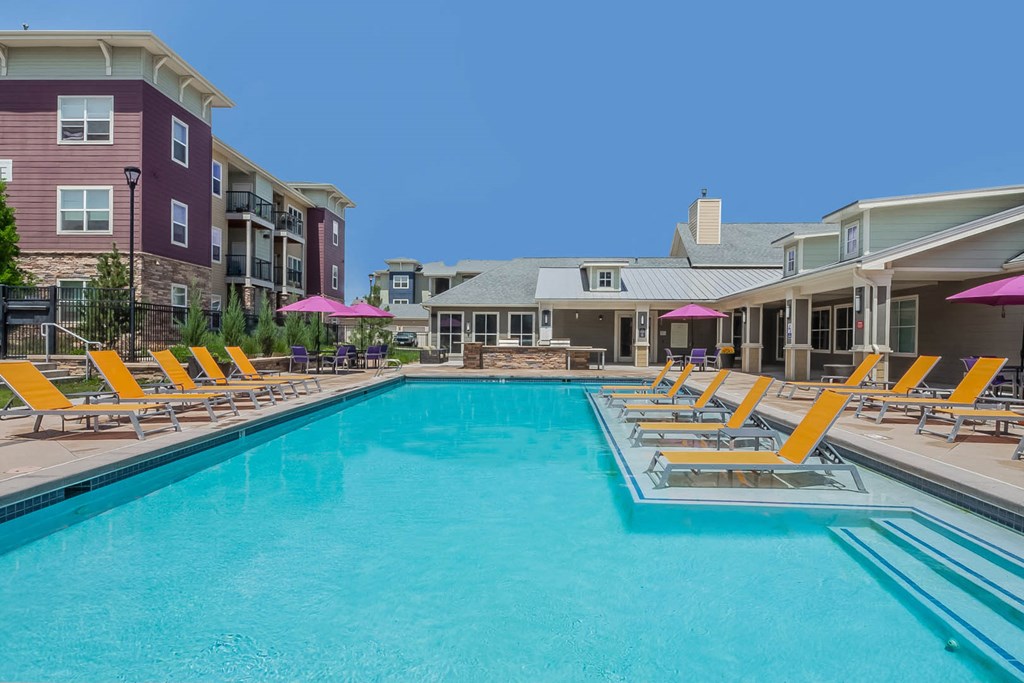 Carrick Bend apartments swimming pool with poolside lounging