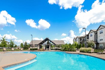 Copperfield apartments swimming  pool with poolside lounging - Photo Gallery 11
