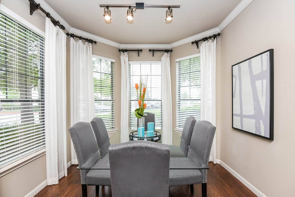 Falls at Eagle Creek apartments dining area