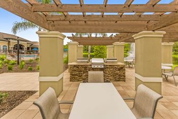 Reserves at Alafaya outdoor grilling area