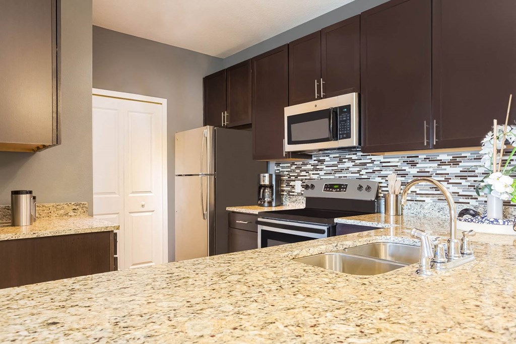 Reserves at Alafaya apartments luxury kitchen