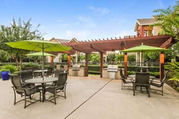 Yorktown Crossing apartments outdoor grilling and al fresco dining area