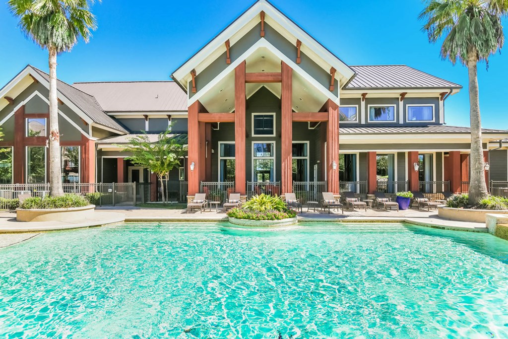 Yorktown Crossing apartments swimming pool