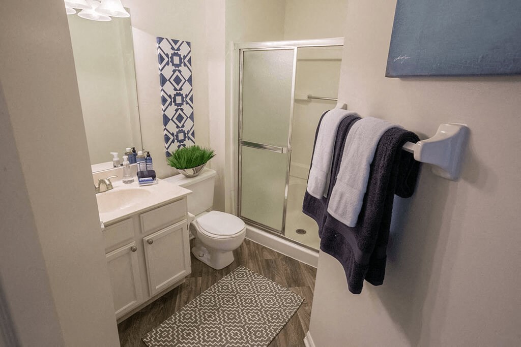 Bathroom With Bathtub at The Residence at Christopher Wren Apartments, Ohio, 43230