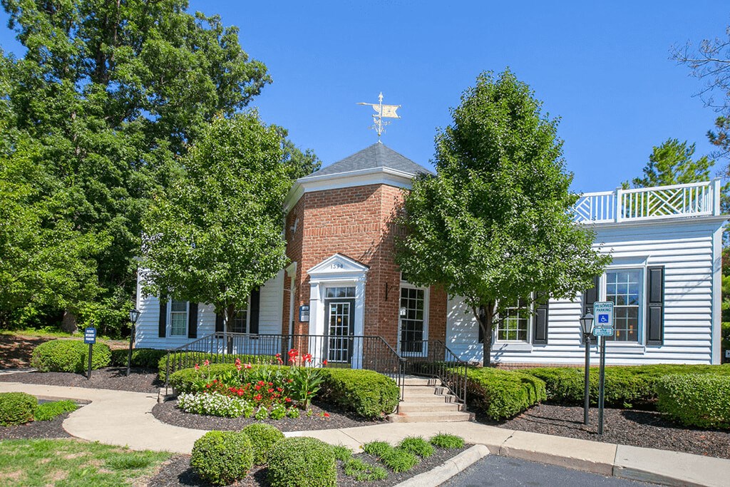 Elegant Exterior View at The Residence at Christopher Wren Apartments, Columbus