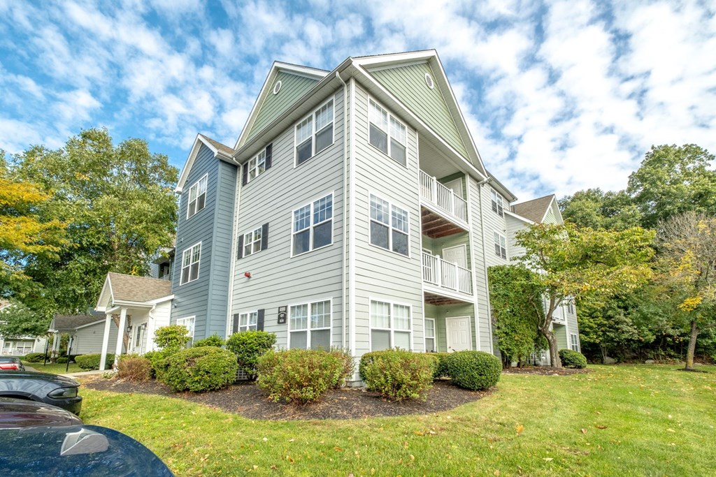 Ellington Metro West exterior apartment building view