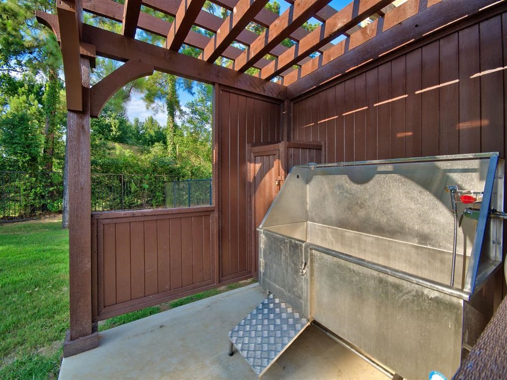 pet bath at Retreat at Magnolia, Magnolia, TX