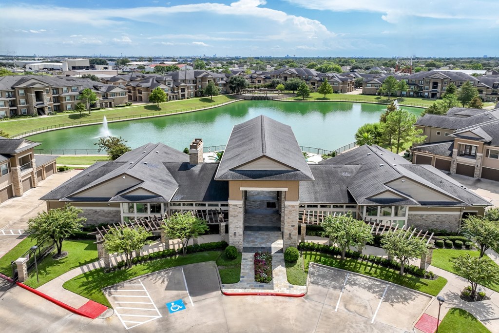 exterior view The Falls at Copper Lake