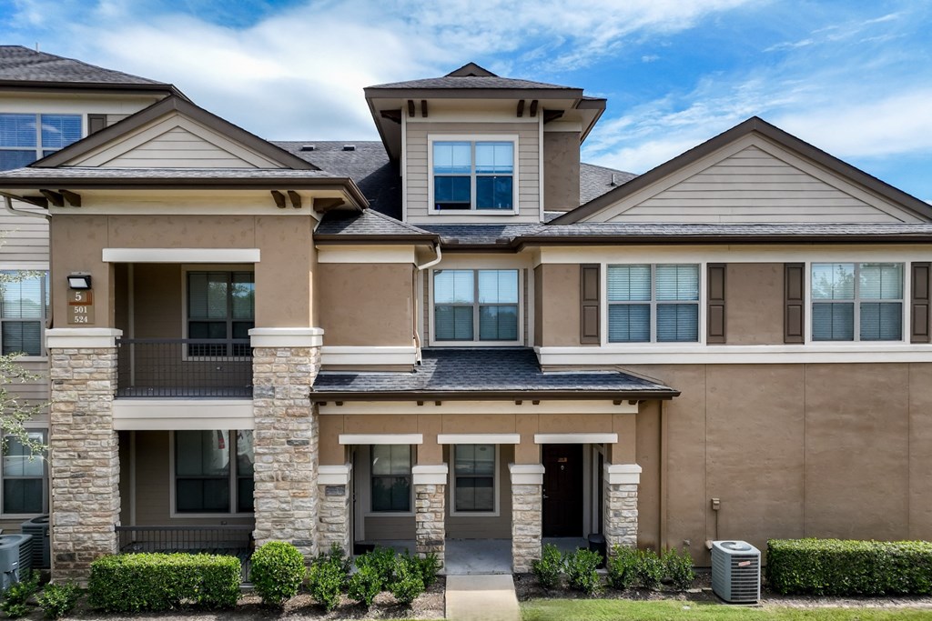 exterior view of The Falls at Copper Lake apartments in Houston, TX
