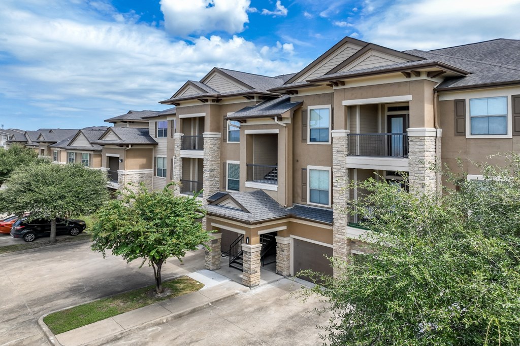 exterior view of The Falls at Copper Lake apartments in Houston